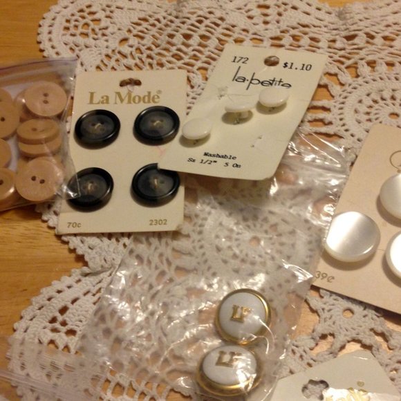 Vintage and other buttons bundle, sewing crafts - Picture 2 of 9